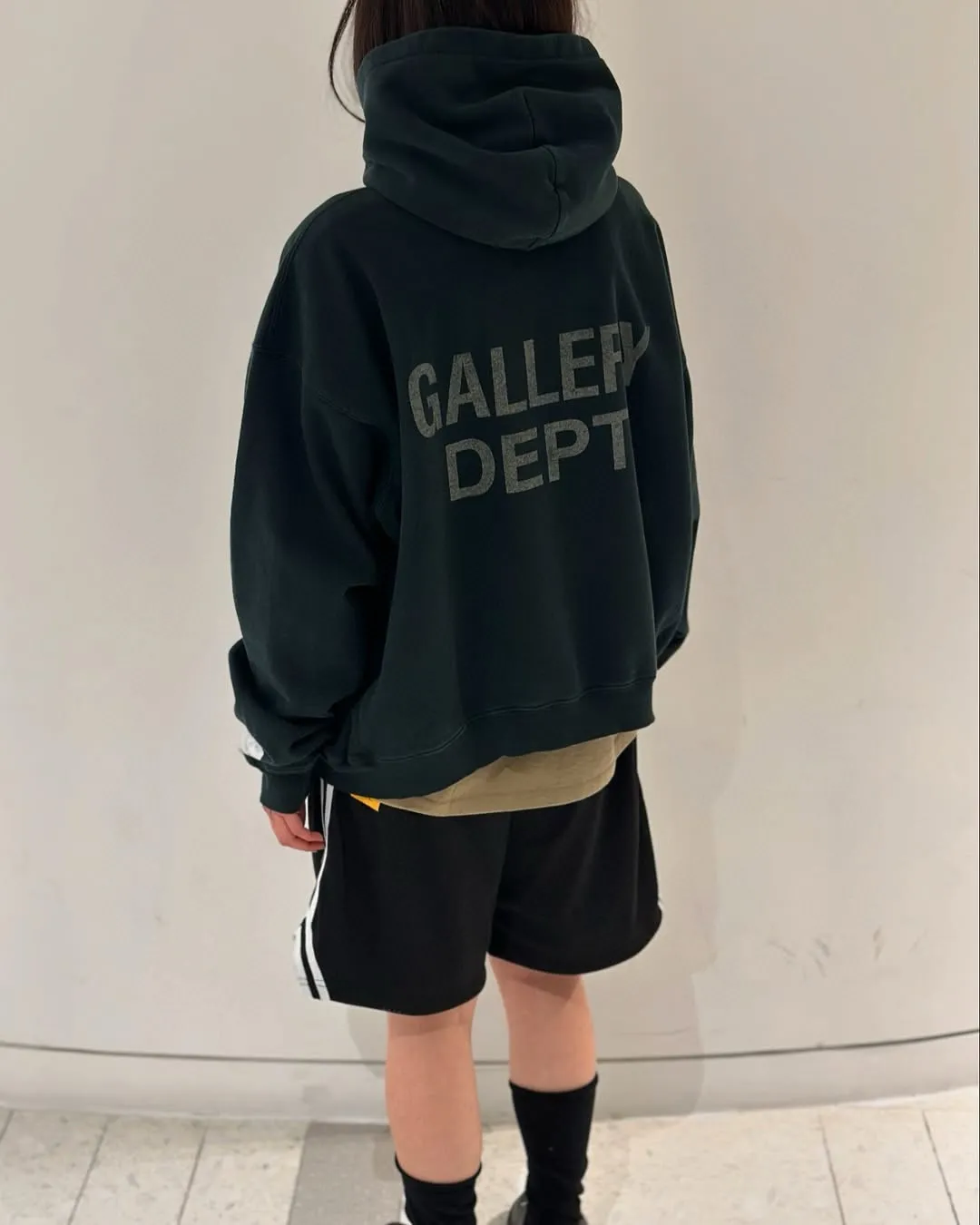 GALLERY DEPT. VENICE COURT SHORTS English mesh shorts Logo webbing wide-leg basketball shorts Black and white S-XL Original molding Loose wide-leg version American boys' first choice Breathable mesh fabric Superimposed soft material inside Comfortable and easy to match Custom-woven original consistent webbing/main mark/component wash mark Details are enlarged to follow